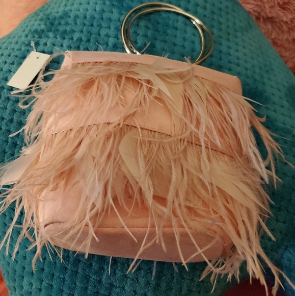 Simply nothing nothing's simple about this clutch - Picture 1 of 8